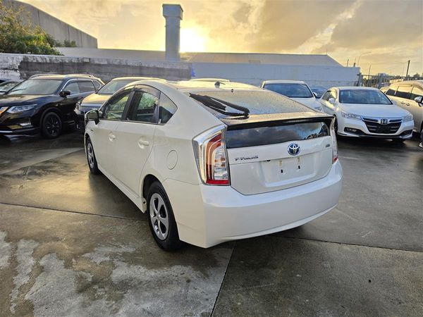 2014 Toyota Prius Hybrid G Half Leather Cruise Electric Seats Rev Cam Bluetooth Finance Available Carousel 6