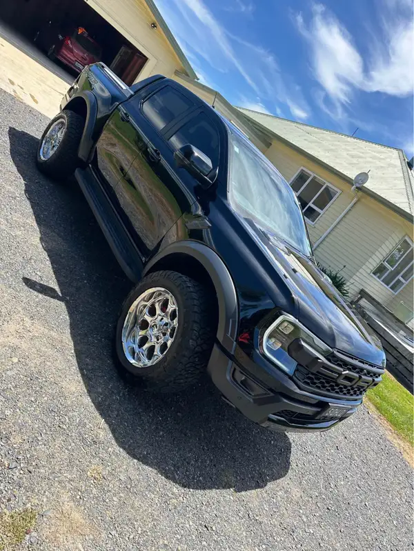 Ford Raptor 2025 Carousel 1