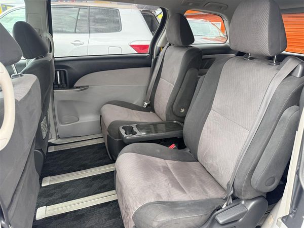 2006 Toyota Estima V6 AERAS Carousel 10