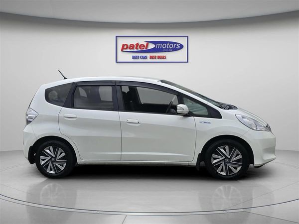2012 Honda Fit HYBRID !! Top Spec !! heated seats !! Cruise control !! Reverse camera Carousel 3