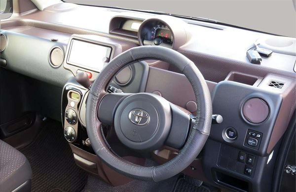2013 Toyota Spade Carousel 10