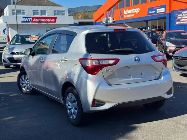 2018 Toyota Vitz Carousel 5