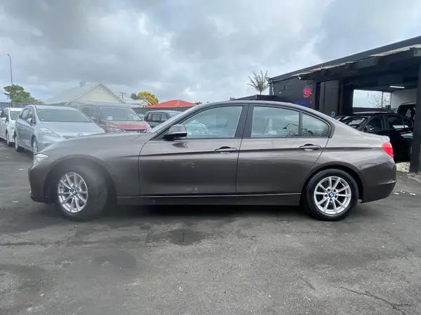 2014 BMW 320i Carousel 7