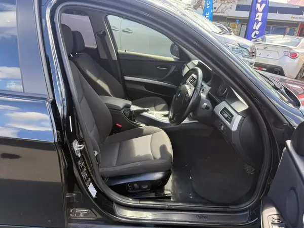2011 BMW 320i Carousel 2