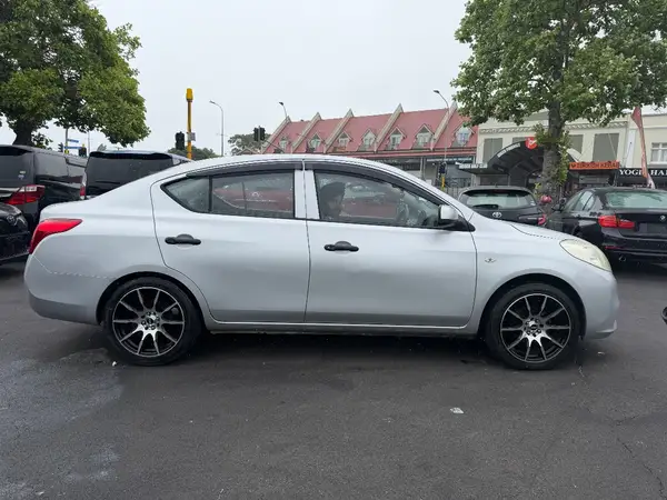 2014 Nissan Latio Carousel 5