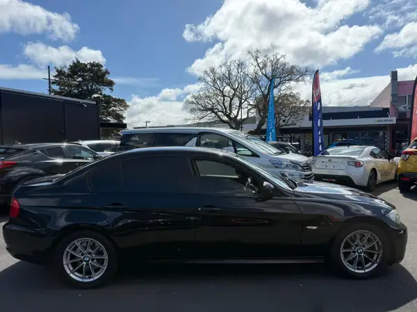 2011 BMW 320i Carousel 3
