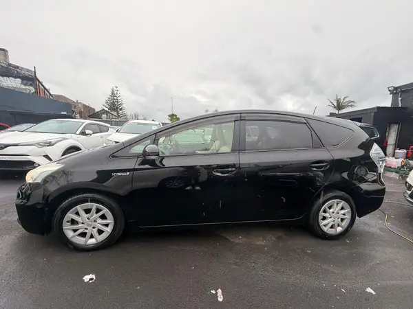 2012 Toyota Prius Alpha G Carousel 7