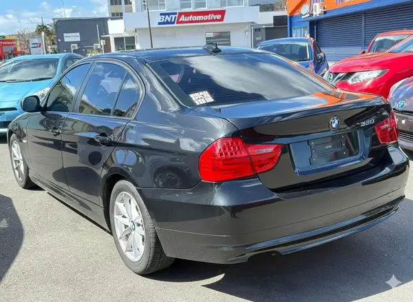 2011 BMW 320i Carousel 6
