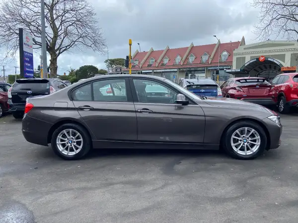 2014 BMW 320i Carousel 5