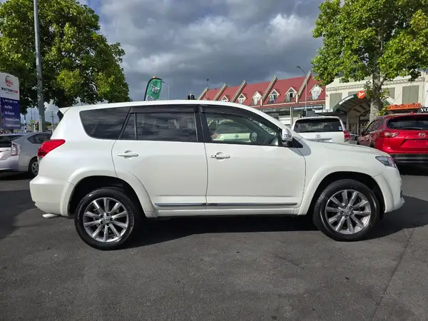 2012 Toyota Vanguard *Down hill assist control, Paddle shifter Carousel 3
