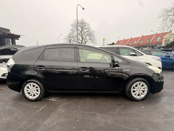 2012 Toyota Prius Alpha G Carousel 6