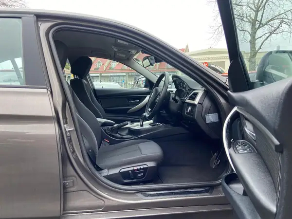 2014 BMW 320i Carousel 2