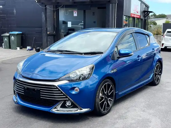 2015 Toyota Aqua GS Hybrid Carousel 9
