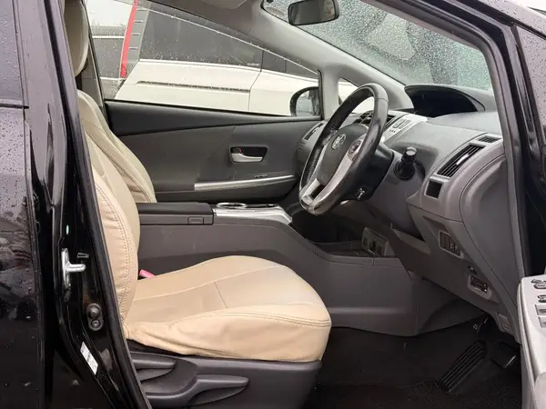 2012 Toyota Prius Alpha G Carousel 3
