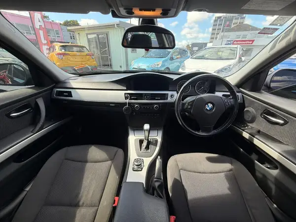 2011 BMW 320i Carousel 1