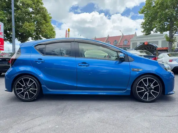 2015 Toyota Aqua GS Hybrid Carousel 4