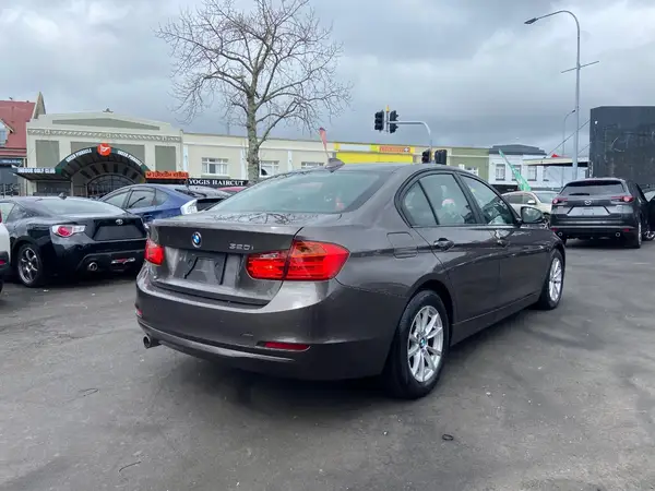 2014 BMW 320i Carousel 4