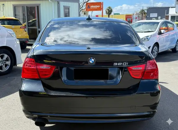 2011 BMW 320i Carousel 5