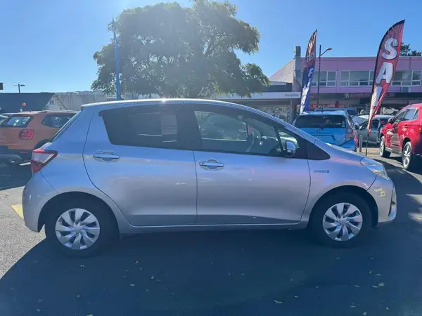 2018 Toyota Vitz Carousel 3