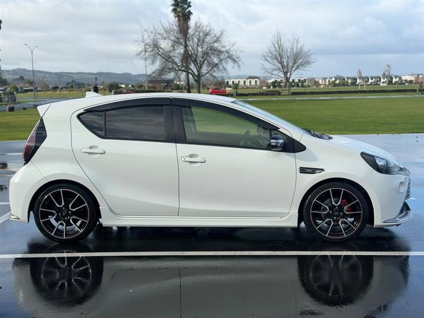 2015 Toyota Aqua GGS HYBRID !! ALLOYS !! Carousel 4
