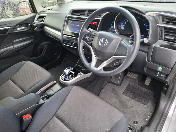 2014 Honda Fit HYBRID MULTI AIRBAGS REVERSE CAMERA BLUETOOTH SPORTS / ECO MODE STABILITY CONTROL USB / AUX PORTS Carousel 7