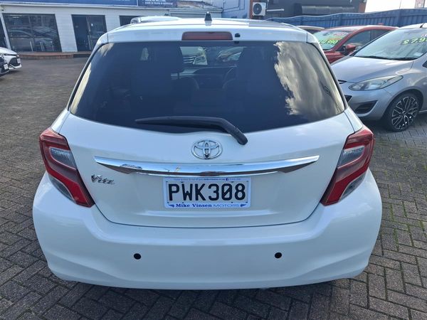 2015 Toyota Vitz PUSH START REVERSE CAMERA BLUETOOTH AUDIO AUTO STOP ISOFIX ALLOY WHEELS