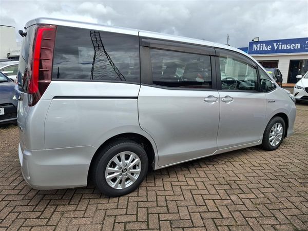2015 Toyota Noah HYBRID CRUISE CONTROL 2 POWER SLIDING DOORS BLUETOOTH AUDIO REVERSE CAMERA SEAT HEATERS Carousel 5