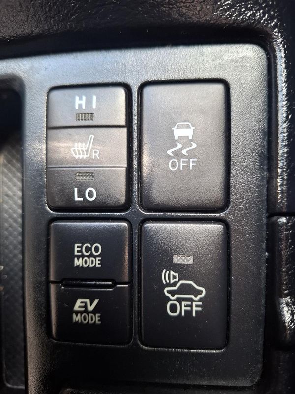 2017 Toyota Vitz HYBRID PUSH START LANE ASSIST PRE CRASH WARNING REVERSE CAMERA BLUETOOTH AUDIO SEAT HEATERS TRACTION CONTROL MULTI AIRBAGS Carousel 13