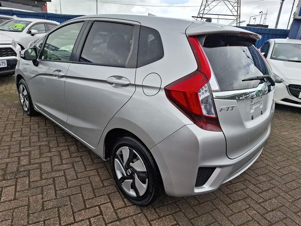 2014 Honda Fit HYBRID MULTI AIRBAGS REVERSE CAMERA BLUETOOTH SPORTS / ECO MODE STABILITY CONTROL USB / AUX PORTS Carousel 3