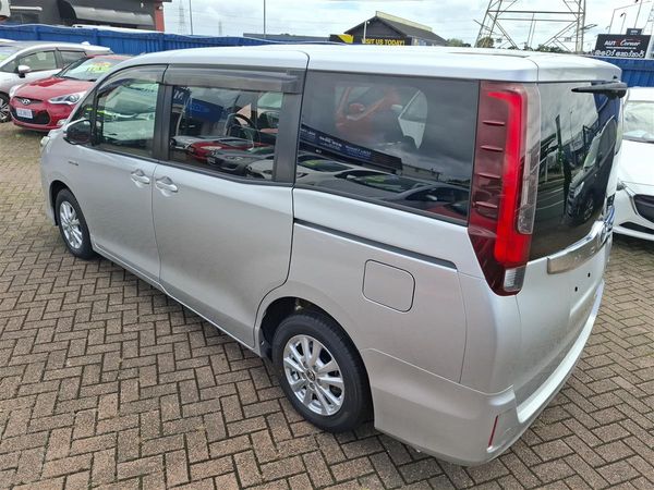2015 Toyota Noah HYBRID CRUISE CONTROL 2 POWER SLIDING DOORS BLUETOOTH AUDIO REVERSE CAMERA SEAT HEATERS Carousel 3