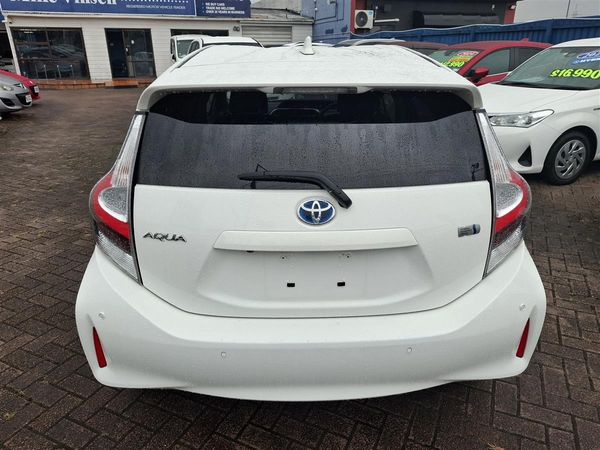 2021 Toyota Aqua S LANE ASSIST PRE-CRASH WARNING BLUETOOTH AUDIO REVERSE CAMERA PARKING SENSORS AUTO HEADLIGHTS Carousel 4