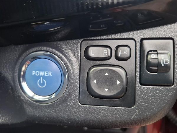 2017 Toyota Vitz HYBRID PUSH START LANE ASSIST PRE CRASH WARNING REVERSE CAMERA BLUETOOTH AUDIO SEAT HEATERS TRACTION CONTROL MULTI AIRBAGS Carousel 10