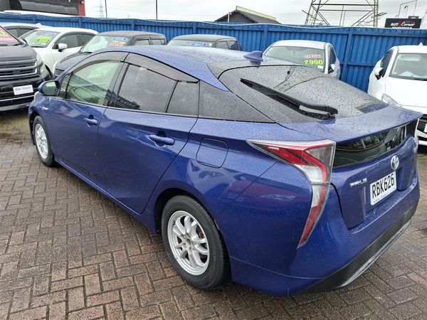 2017 Toyota Prius HYBRID ADAPTIVE CRUISE CONTROL  LANE ASSIST  PRE-CRASH WARNING  REVERSE CAMERA  BLUETOTH AUDIO  MULTI AIRBAGS  ALLOYS Carousel 2