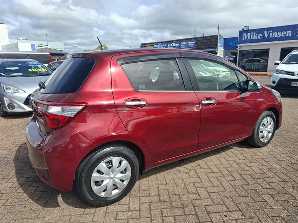 2017 Toyota Vitz HYBRID PUSH START LANE ASSIST PRE CRASH WARNING REVERSE CAMERA BLUETOOTH AUDIO SEAT HEATERS TRACTION CONTROL MULTI AIRBAGS Carousel 5