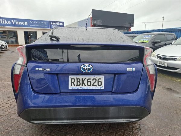 2017 Toyota Prius HYBRID ADAPTIVE CRUISE CONTROL  LANE ASSIST  PRE-CRASH WARNING  REVERSE CAMERA  BLUETOTH AUDIO  MULTI AIRBAGS  ALLOYS Carousel 3