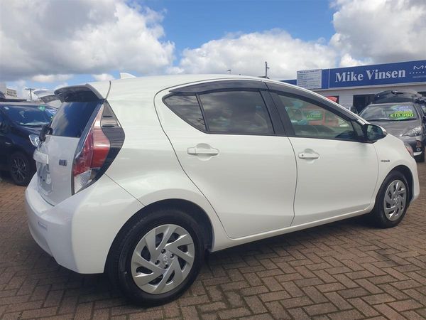 2016 Toyota Aqua S PUSH START LANE ASSIST PRE-CRASH SENSOR CURTAIN AIRBAGS REVERSE CAMERA BLUETOOTH AUDIO AUTO HEADLIGHTS Carousel 5