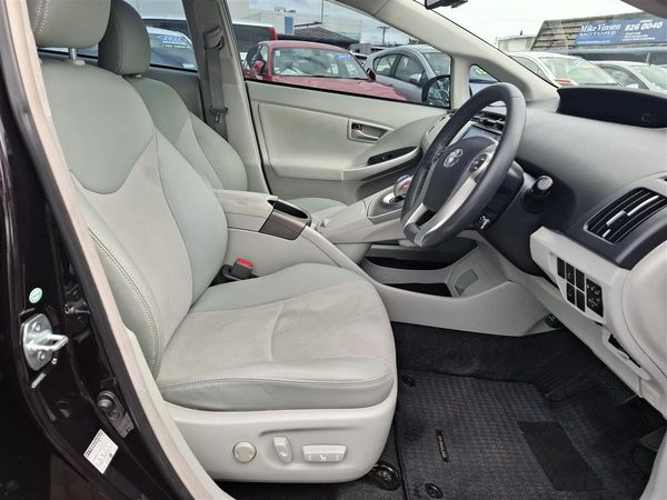 2015 Toyota Prius CRUISE CONTROL MULTI AIRBAGS ALPINE STEREO / BLUETOOTH REVERSE CAMERA DRIVE MODES ELECTRIC DRIVER SEAT DASH CAM Carousel 8