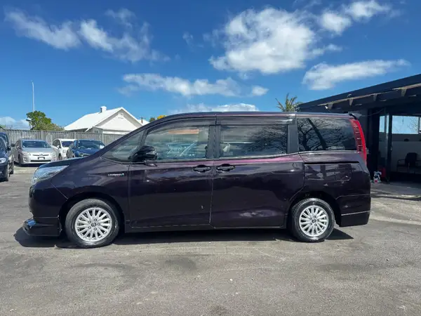 2015 Toyota Noah HYBRID G Carousel 17