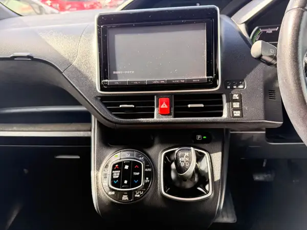 2014 Toyota Voxy HYBRID V Carousel 3