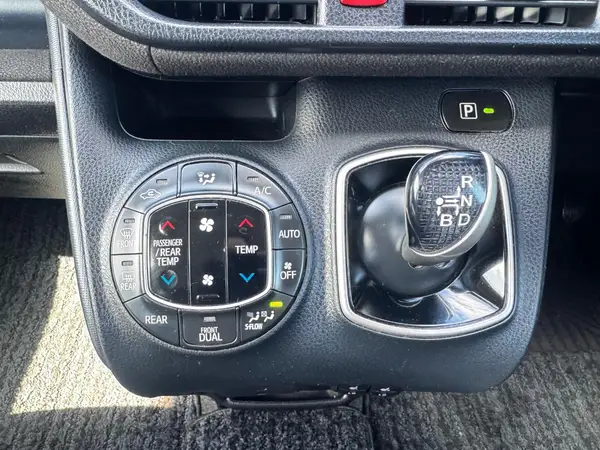 2015 Toyota Noah HYBRID G Carousel 6