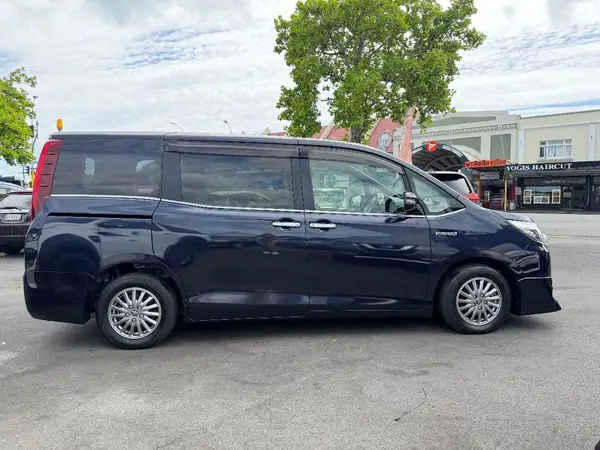 2015 Toyota Esquire HYBRID GI Carousel 12