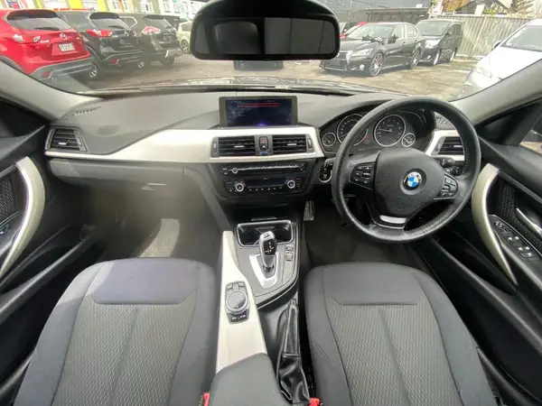 2014 BMW 320i Carousel 9