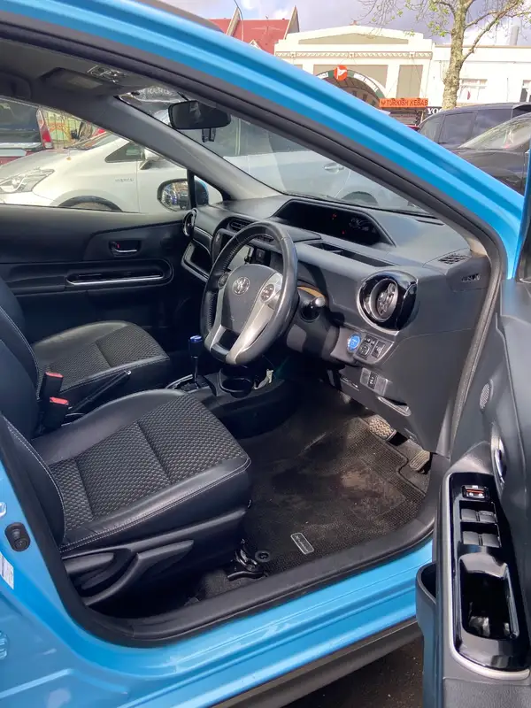 2015 Toyota Aqua X-URBAN Carousel 13