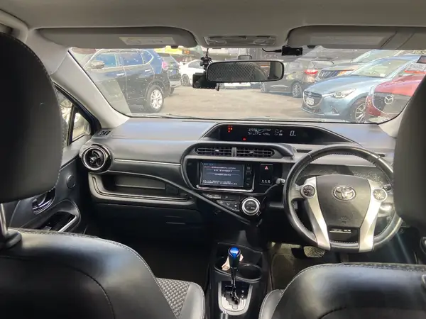 2015 Toyota Aqua X-URBAN Carousel 12