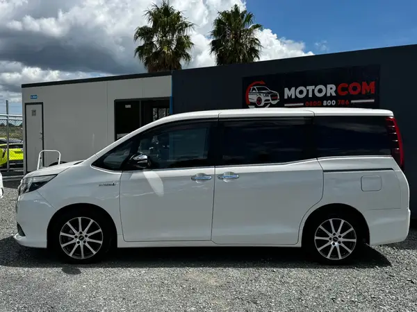 2017 Toyota Esquire HYBRID GI BLACK TALERED Carousel 10