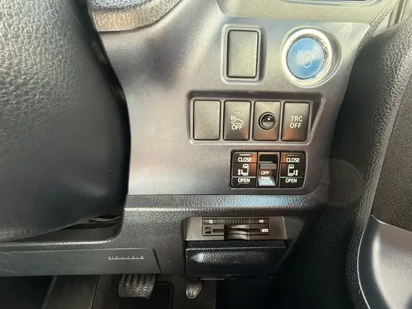 2014 Toyota Voxy HYBRID V Carousel 2