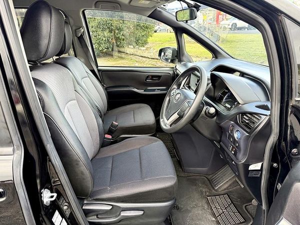 2015 Toyota Noah Hybrid Carousel 3