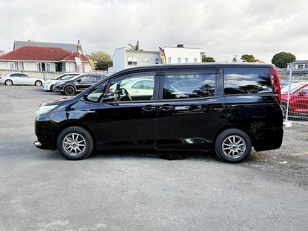 2015 Toyota Noah Hybrid Carousel 15