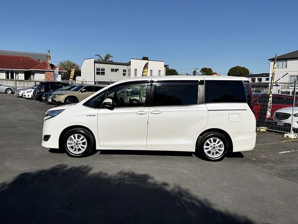 2017 Toyota Noah Hybrid Carousel 17