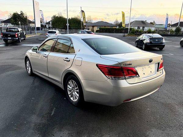 2013 Toyota Crown Royal Saloon Carousel 12